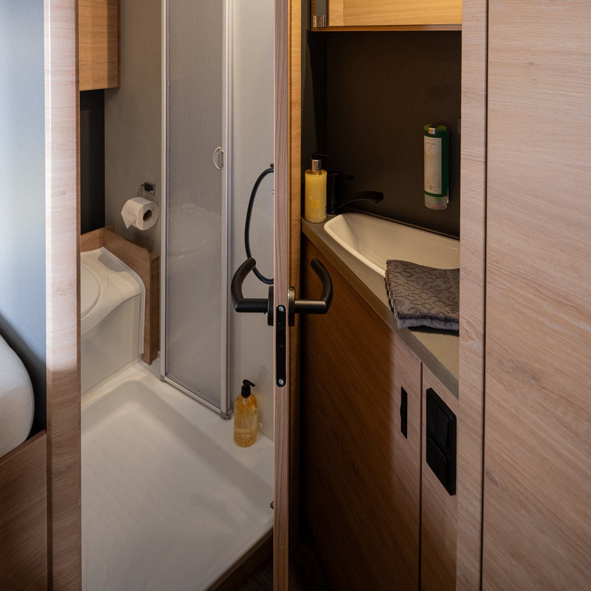 KNAUS Live TI Platinum Selection 2025 Innenraum Dusche